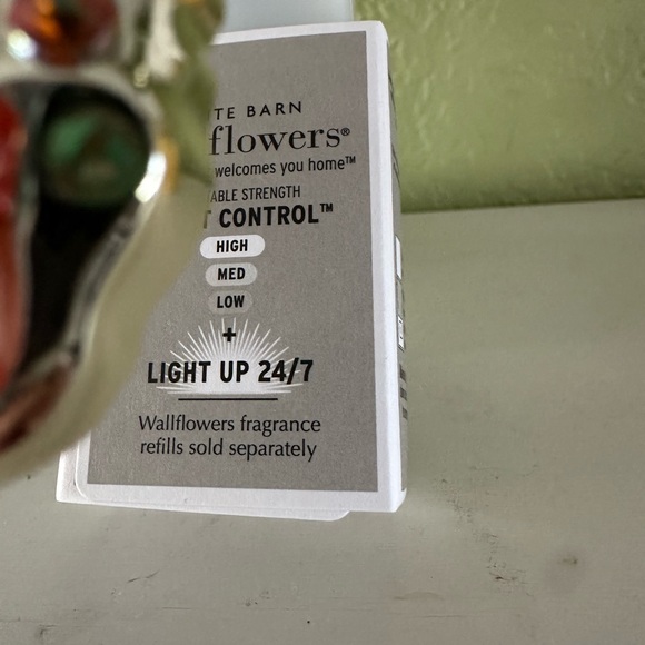 White Barn Seahorse Wallflower Plug with scent control & Box of 2 Fragrance Fill - Picture 4 of 7